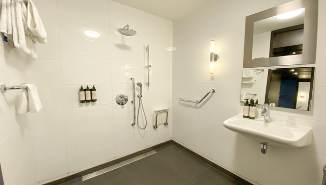 Salle de bain adaptée dans la chambre d'hôtel pour handicapés de l'hôtel Van der Valk Sassenheim - Leiden
